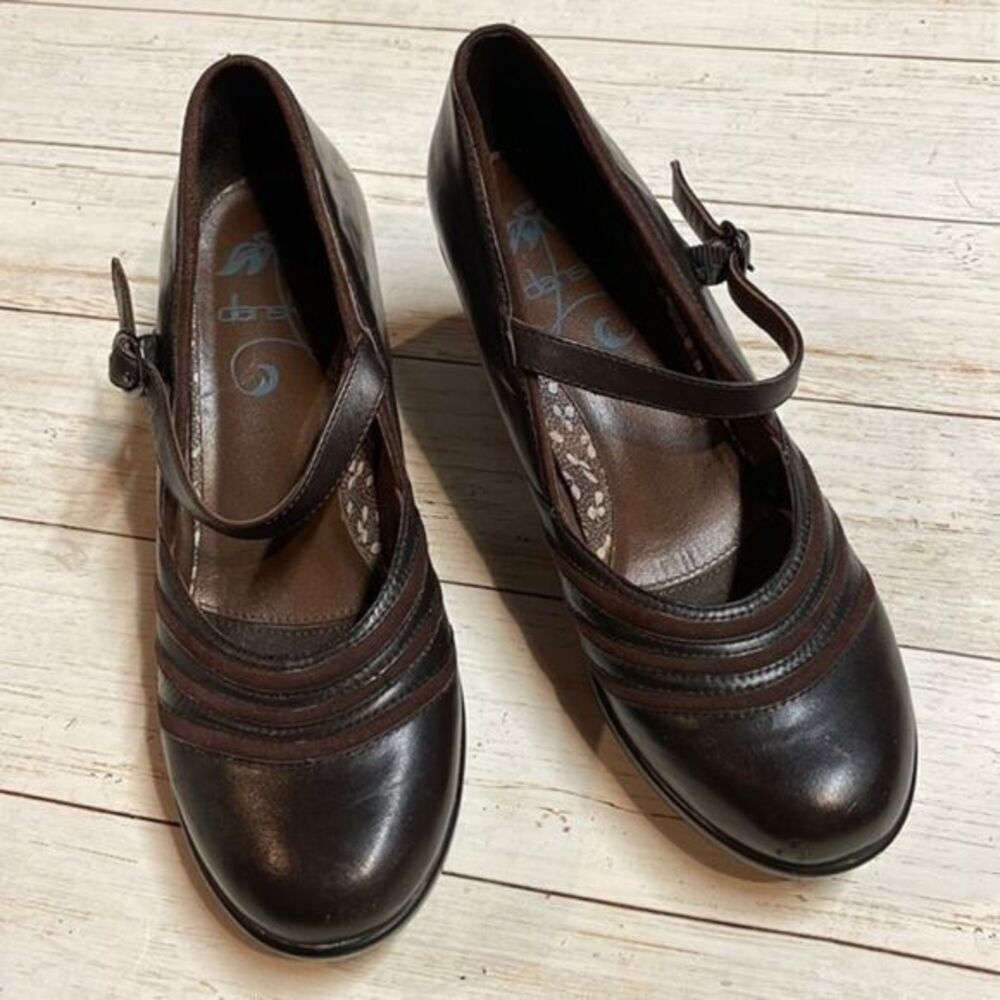Dansko woman’s chocolate brown Mary Jane style shoes. Size EUR 39 US 8.5-9